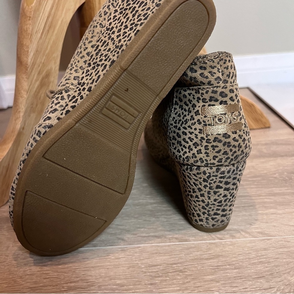 Toms Kala Desert Wedge Suede Ankle Booties Cheetah Leopard Print Size 8 - Picture 5 of 7